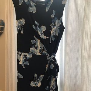 Such a cute, slimming dress!